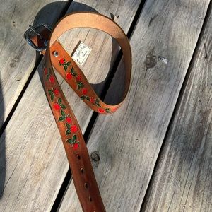 Handcrafted leather belt with roses